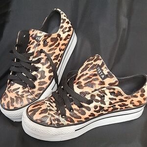 Justa Leopard Print Low Top Sneakers Size 9